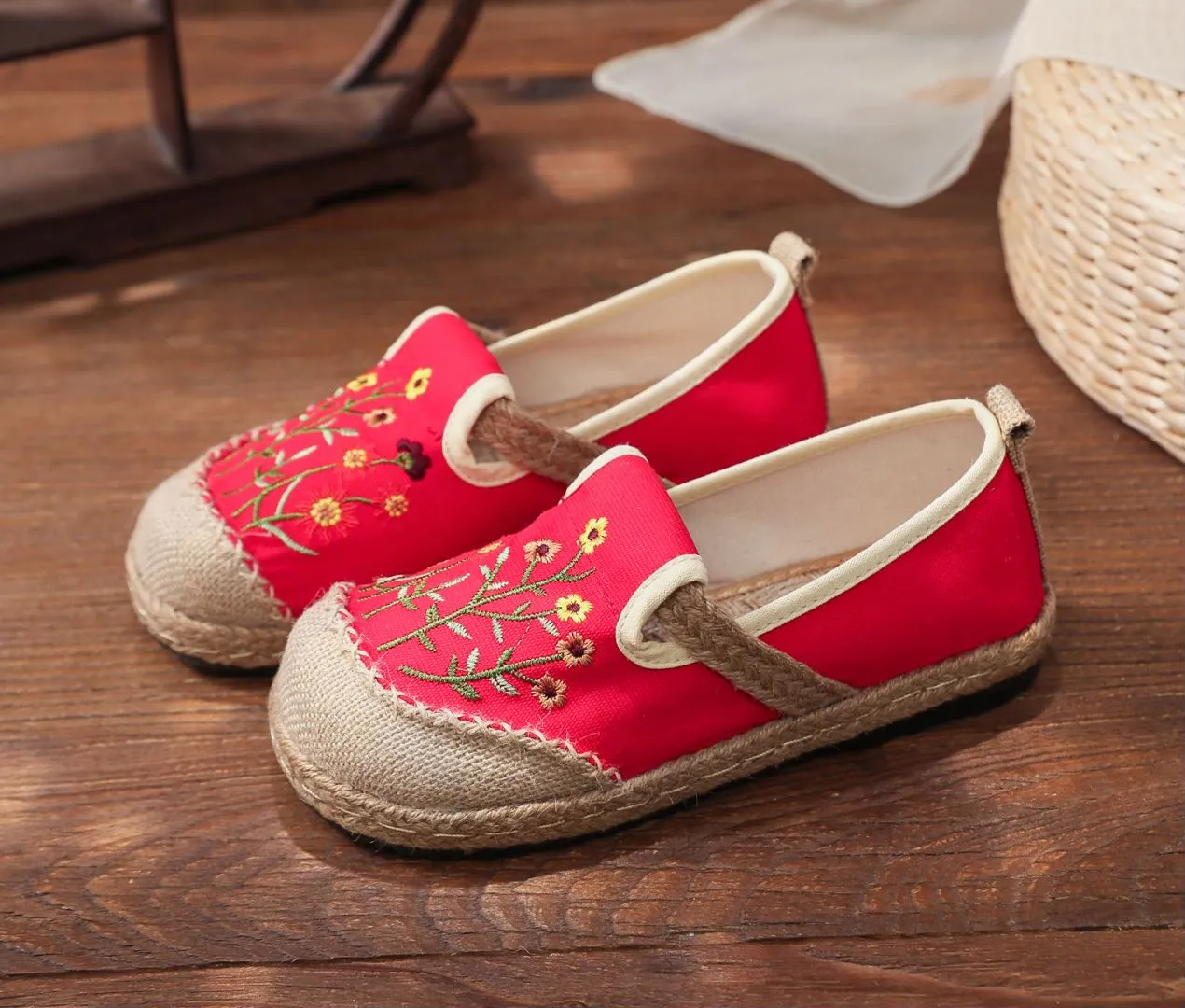 Veowalk Flowers Embroidered Women Handmade Linen Canvas Slip-On Loafers Comfortable Low Top Sneakers
