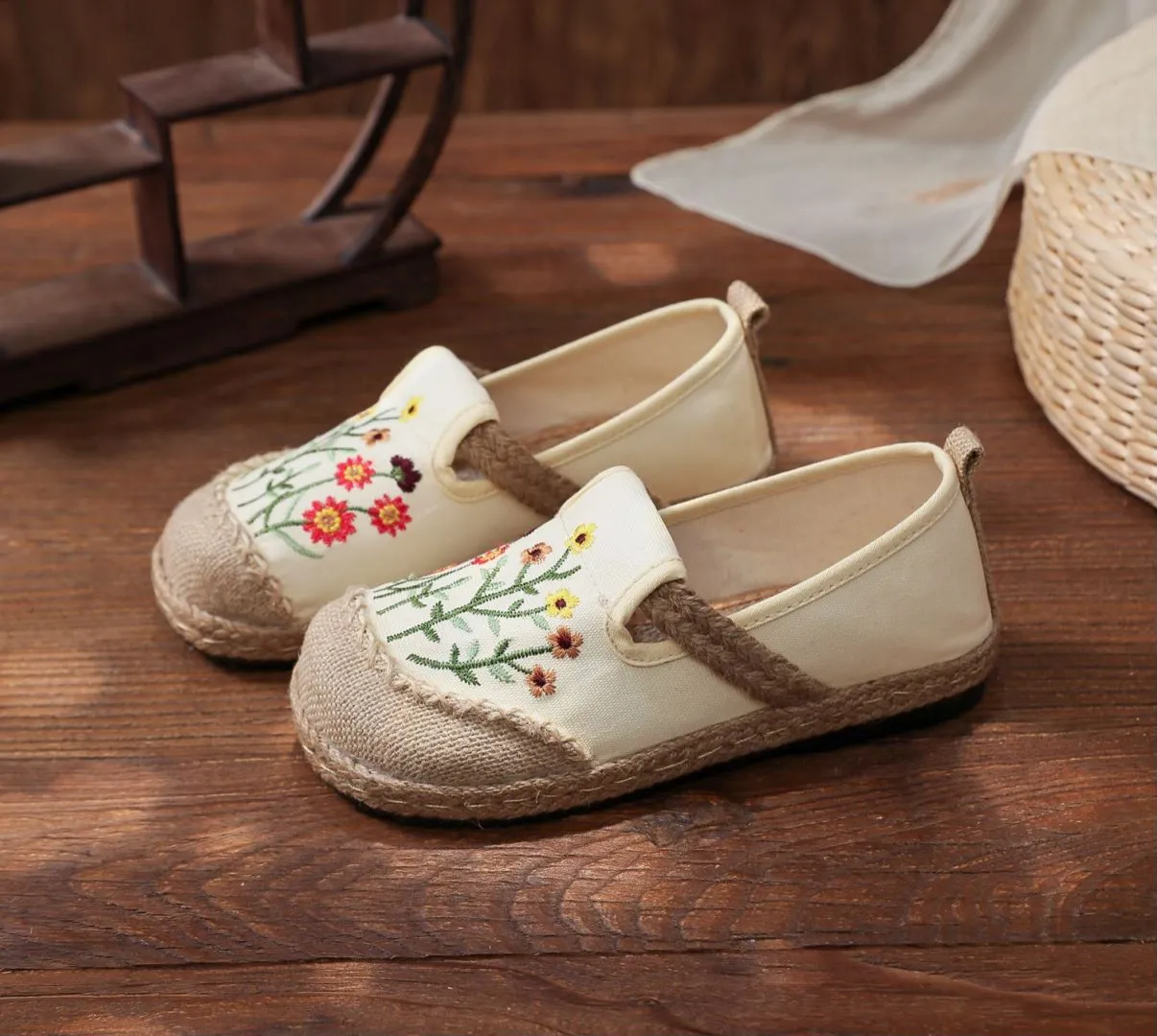 Veowalk Flowers Embroidered Women Handmade Linen Canvas Slip-On Loafers Comfortable Low Top Sneakers