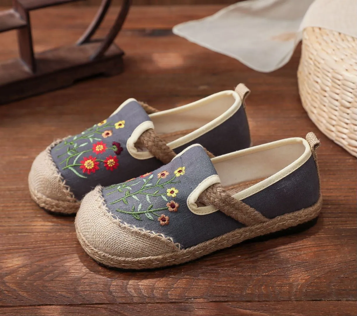 Veowalk Flowers Embroidered Women Handmade Linen Canvas Slip-On Loafers Comfortable Low Top Sneakers
